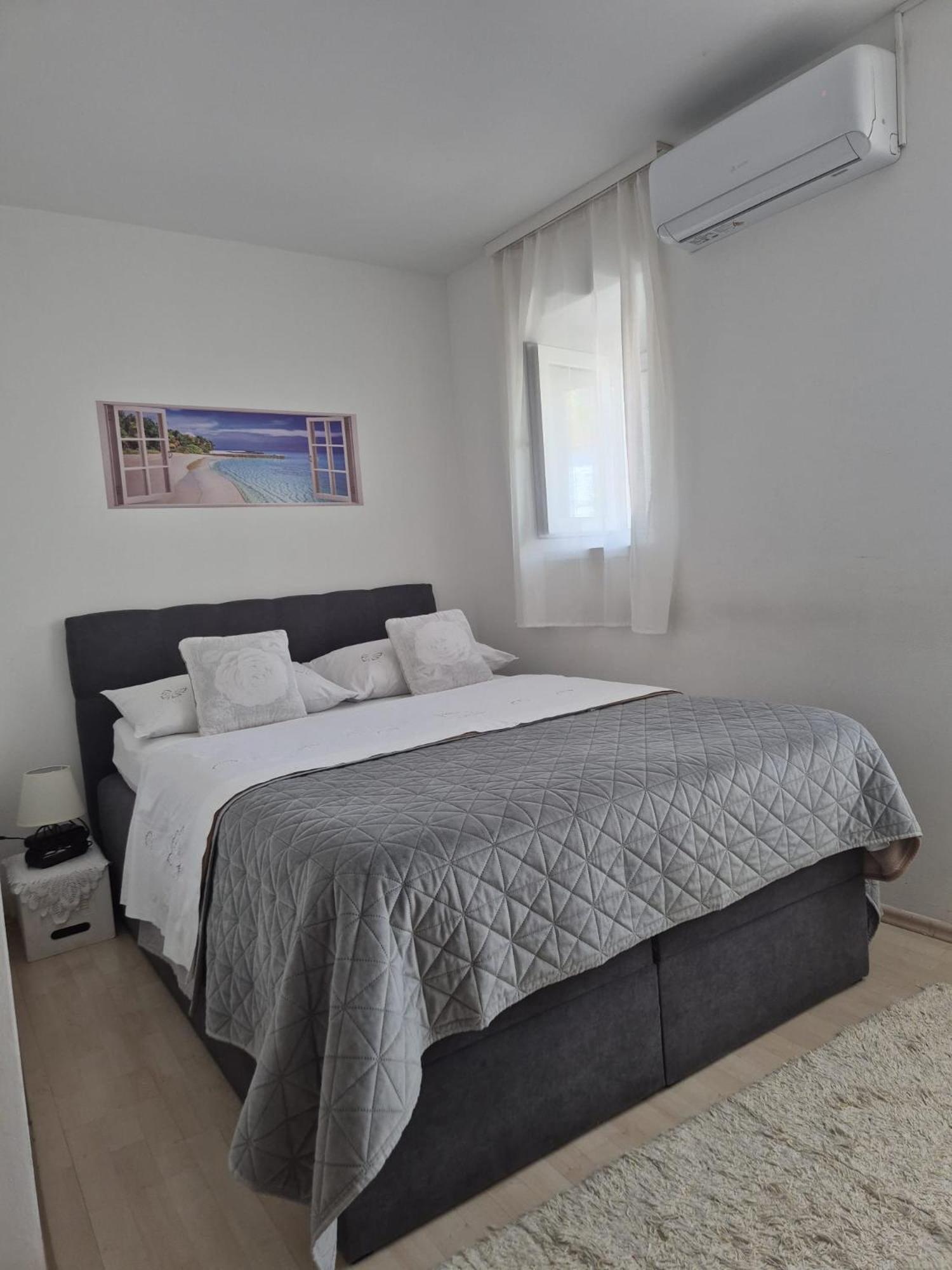 Room Near The Center Split Exterior foto