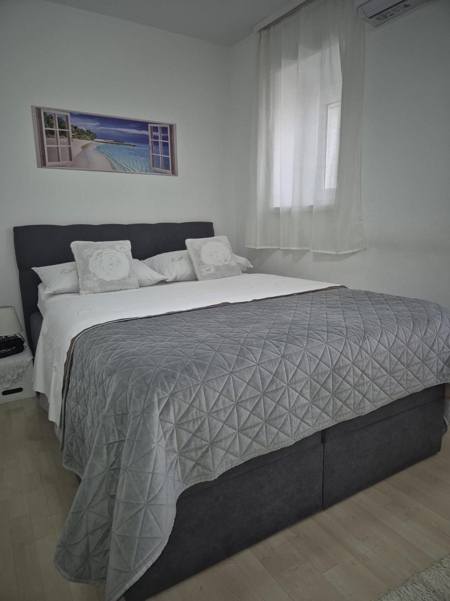Room Near The Center Split Exterior foto